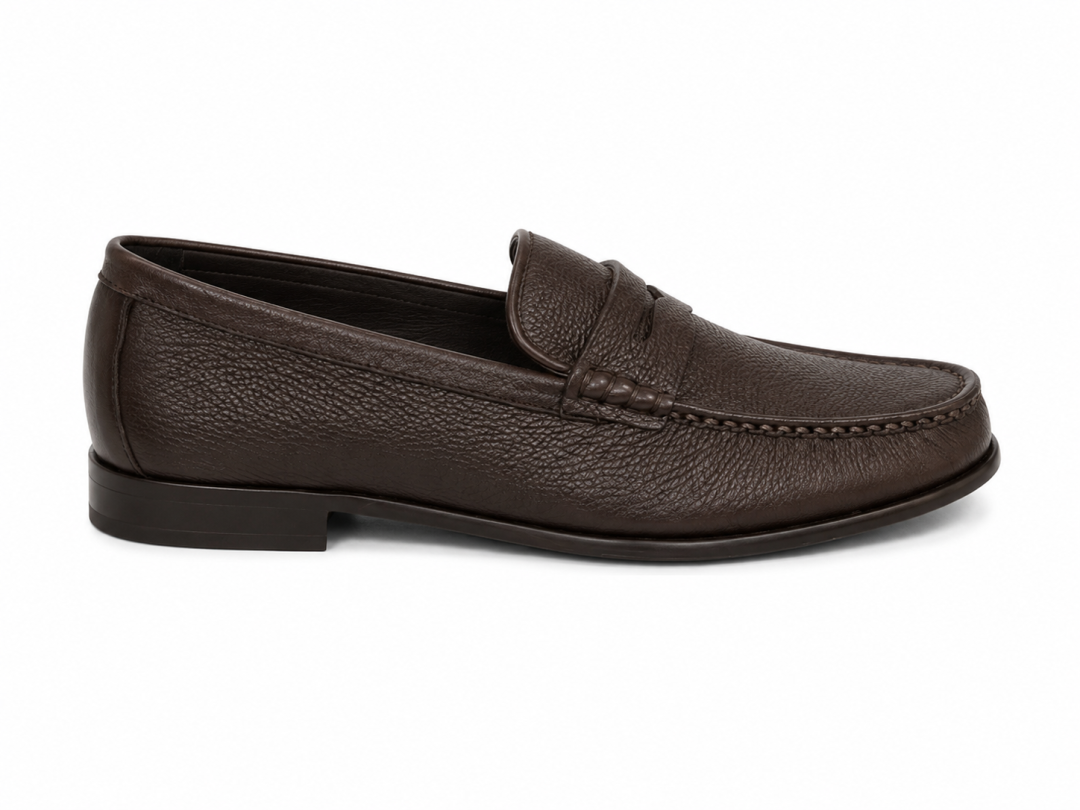 Skórzany loafers w minimalistycznym stylu.png